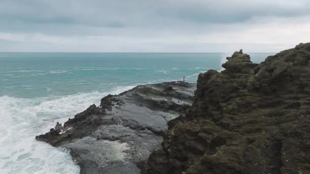 Epic Waves Crashing Rocky Shore Oahu Island Beautiful Sea Waves — Stock Video