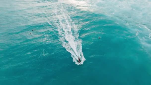 电影中的空中男子冲浪和海岸船员工作交付冲浪板的海浪形成点4K 救生员乘坐喷气式滑翔机在汹涌的海水中接送冲浪者 美丽的落日欧胡岛 — 图库视频影像