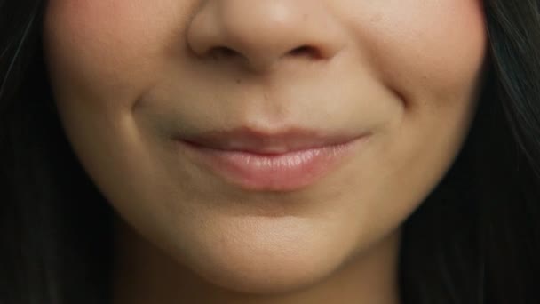 口腔保健和口腔科概念4K 慢动作快乐的高加索女人 有着美丽的皮肤 对着相机微笑 在牙齿对齐和变焦牙齿美白后露出白皙的笑容 — 图库视频影像