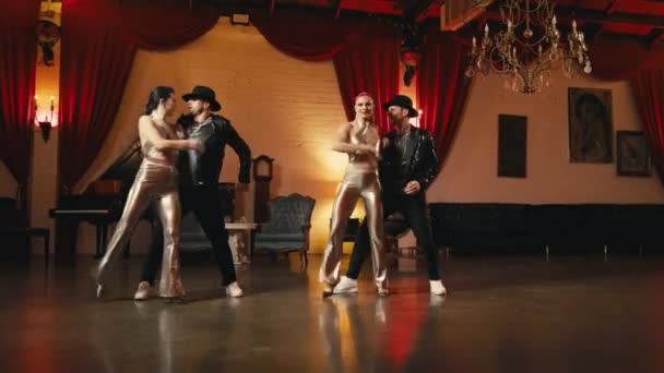 Група Стильних Молодих Людей Які Танцюють Синхронізовану Хореографію Переїжджають Всередину — стокове відео