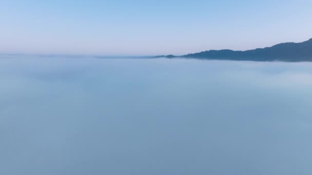 ドローンは地平線まで雲の無限の海の上を速く飛んでいます 素晴らしい自然景観 空の4Kドローン 厚い霧の雲の上にドローンを上げる ピンクの空と日の出の青い雲の美しい海 — ストック動画