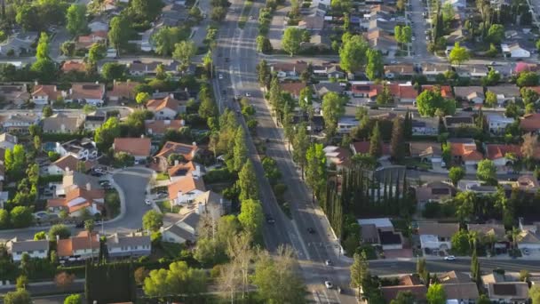 アメリカのロサンゼルス郊外住宅街の空中ドローン撮影 黄金の時間に静かな近所のアメリカの家 風光明媚な夕日の美しい緑の郊外の空中 California — ストック動画