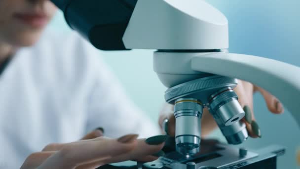 Kadın Araştırmacı Bilim Adamı Mikroskop Altında Örneklere Bakıyor Yavaş Çekim — Stok video