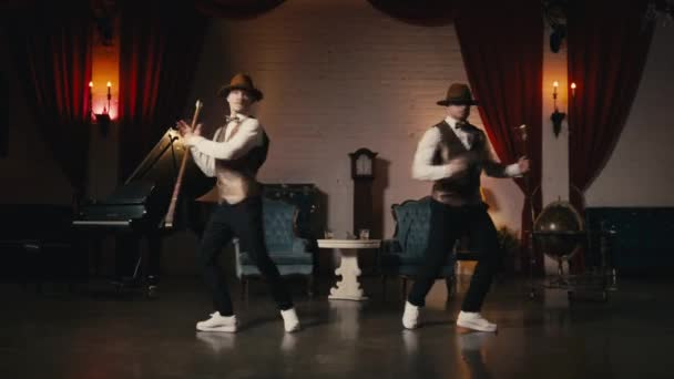 Müzik Videosu Gece Şovu Olay Dandy Stili Kıyafetli Iki Adam — Stok video