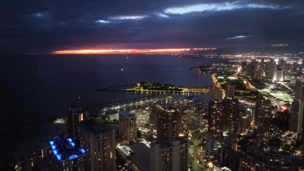 Воздушная Панорама Центра Гонолулу Темная Летняя Ночь Сцена Ночной Съемки — стоковое видео