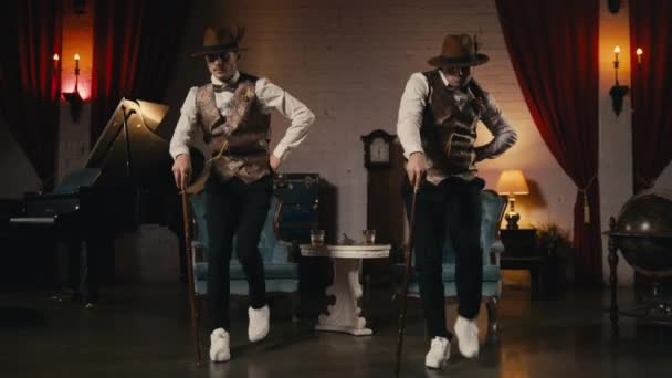 Dandy Stili Kıyafetli Iki Adam Retro Tiyatro Sahnesinde Senkronize Bir — Stok video