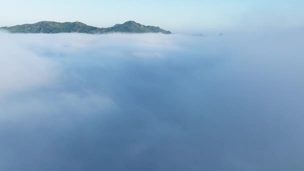 Nanılmaz Doğa Manzarası Gökyüzünde Drone Yoğun Sisli Bulutların Üzerinde Dron — Stok video