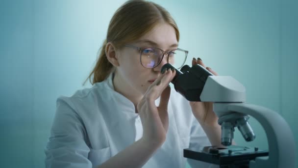 Retrato Bela Jovem Cientista Branca Olhando Sob Microscópio Analisa Amostra — Vídeo de Stock
