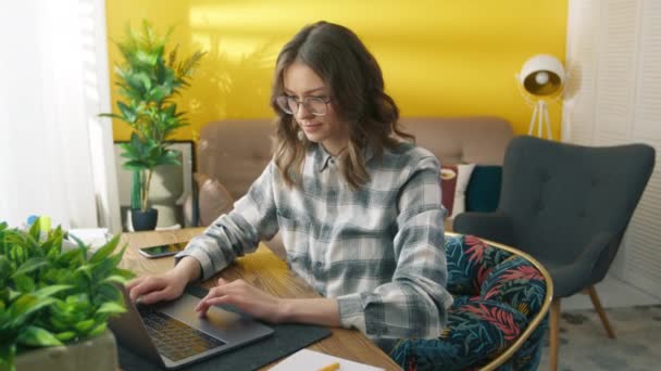 Pen Kvinnelig Student Briller Som Gjør Vinnergest Ser Laptop Sitter – stockvideo