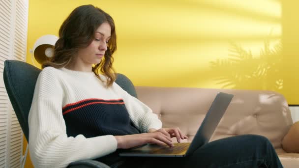 Perfil Tiro Jovem Senhora Atraente Digitando Laptop Sentado Poltrona Mulher — Vídeo de Stock