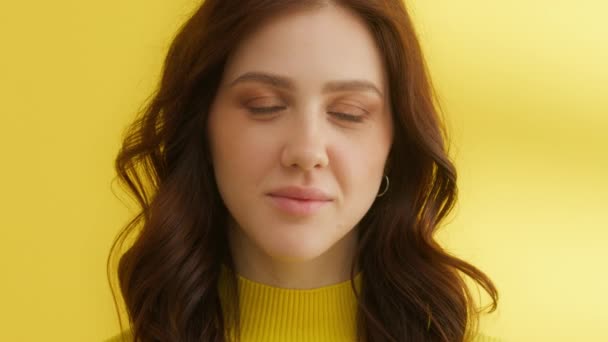 Ładna Kobieta Ciemnymi Lokami Żółtym Swetrze Pozująca Żółtym Tle Średnie — Wideo stockowe