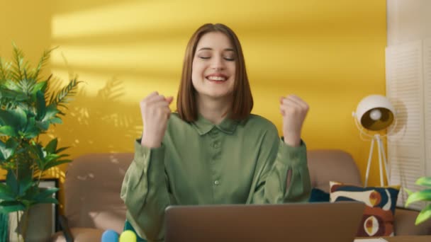 Сміється Молода Жінка Сидить Перед Ноутбуком Роблячи Жест Переможця Брюнетка — стокове відео