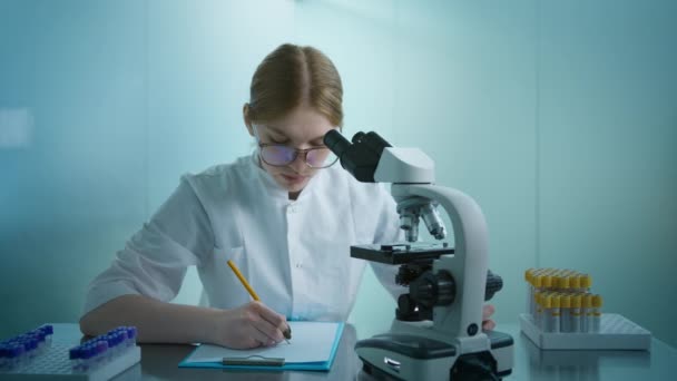 Professionele Biotechnologie Vrouwelijke Wetenschapper Die Drugs Ontwikkelt Vrouwelijke Biochemicus Die — Stockvideo