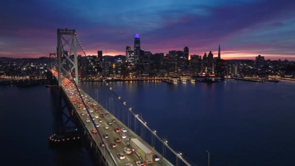 Nachtflugverkehr Auf Der Bay Bridge Mit Abendpanorama Der Innenstadt Die — Stockvideo