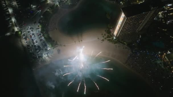 世界的に有名なワイキキビーチリゾートでカラフルな光沢のある花火の上の景色 ホノルル市の大晦日 ハワイの休暇中にオアフ島で輝く花火で祝う人々 — ストック動画