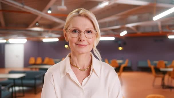 Όμορφη Χαμογελαστή Αυτοπεποίθηση Ώριμη Γυναίκα 50S Καυκάσιος Κομψά Γυαλιά Θετική — Αρχείο Βίντεο
