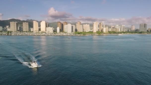 Havadan Waikiki Plajı Yeşil Elmas Tepeli Yanardağ Altın Gün Batımında — Stok video