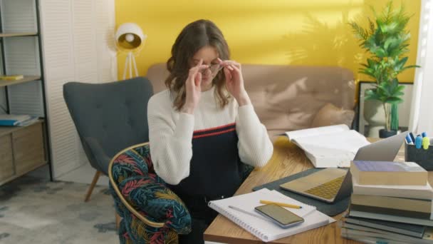 Smart Kvinnlig Student Glasögon Som Ger Vila Hennes Ögon Efter — Stockvideo