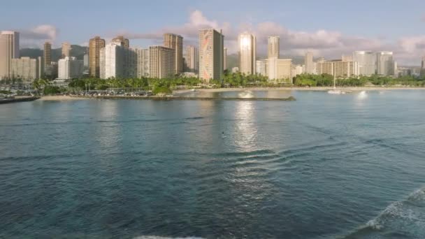 Honolulu Belvárosa Napnyugtakor Szcenikus Waikiki Tengerparti Panoráma Légi Felvétel Belvárosban — Stock videók