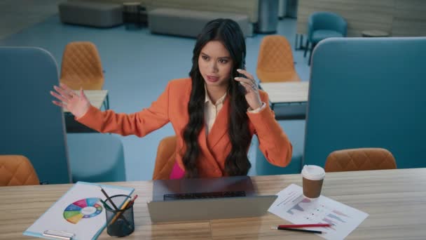 Багаторасові Азіатські Жінки Сперечаються Постачальником Який Працює Ноутбуці Повільно Молода — стокове відео