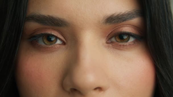 Hermosa Chica Abriendo Hermosos Ojos Verdes Marrones Avellanas Brasileña Joven — Vídeo de stock
