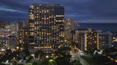 Manzaralı Honolulu gökyüzü manzarası. Oahu şehrinin gece manzarası. Alacakaranlıkta sahil Bay City 'nin güzel şehir manzarası. Hawaii Adası 4K 'da şehir ışıkları. Gün batımından sonra Waikiki Plajı