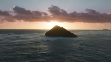 Na Mokulua Adaları 'nın gün doğumunda havadan görünüşü, Kailua Körfezi Oahu Adası, Hawaii Eyaleti, ABD. Pasifik Okyanusu 'ndaki küçük ada silueti. Hawaii tatili. Turizm arka planı 4K destansı gün doğumu