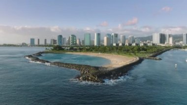 Honolulu şehir manzaralı yeşil sihirli ada plaj parkının manzarası. Waikiki 'deki Ala Moana Havalimanı. Altın günbatımında plaj tatil köyleri. Yeşil Cennet 'te yaz tatili.