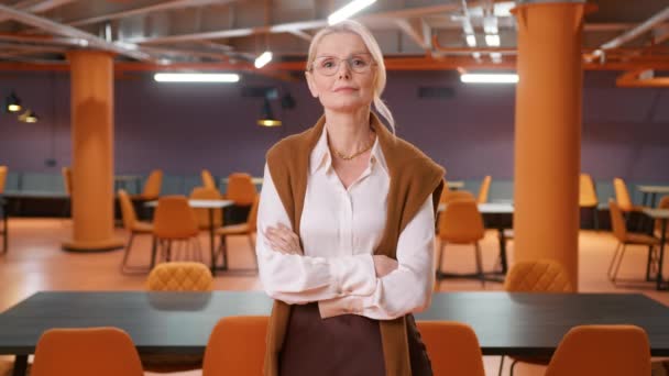 白种人50多岁成功地成为眼镜下自信坚强的女商人 女经理 — 图库视频影像
