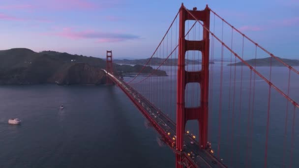 黄昏时分 黄昏时分 黄昏时分 黄昏时分 黄昏时分 黄昏时分 金门大桥的日落尽收眼底 位于美国加利福尼亚州旧金山的金门国家娱乐区的空中景观 情景的性质 — 图库视频影像