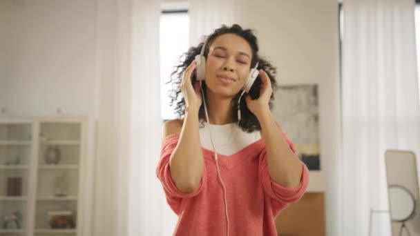Portrait Souriant Jeune Femme Métissée Hipster Écouter Musique Dans Salon — Video