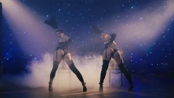 Sinnliche Frauen Posieren Spitzenunterwäsche Kostümen Auf Stühlen Wunderschöne Showgirls Tanzen — Stockvideo