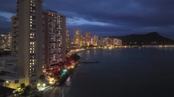 ホノルルのスカイラインパノラマの景色ダイヤモンドヘッドビュー 夜のシーンでオアフ市の空中ビュー 夕暮れ時の海岸ベイシティの美しい都市景観 ハワイ島のシティライト ワイキキビーチ — ストック動画