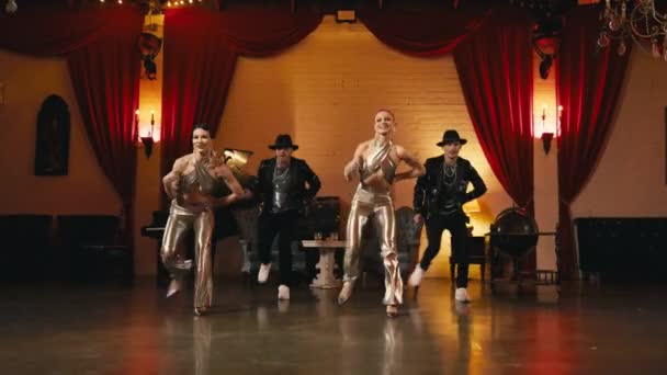 Tänzer Goldenen Glitzerkostümen Tanzen Paarweise Funk Show Performance Von Professionellen — Stockvideo