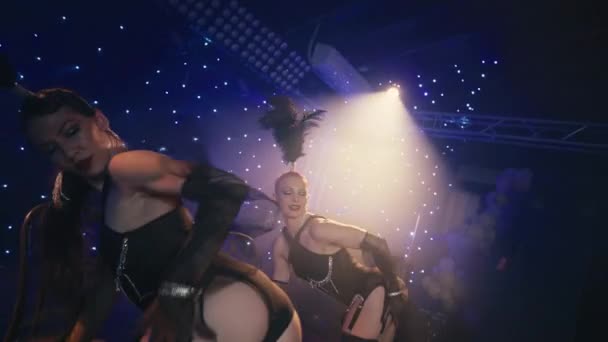 Sexy Burlesque Danseressen Lopen Het Podium Dansen Rond Stoel Donkere — Stockvideo