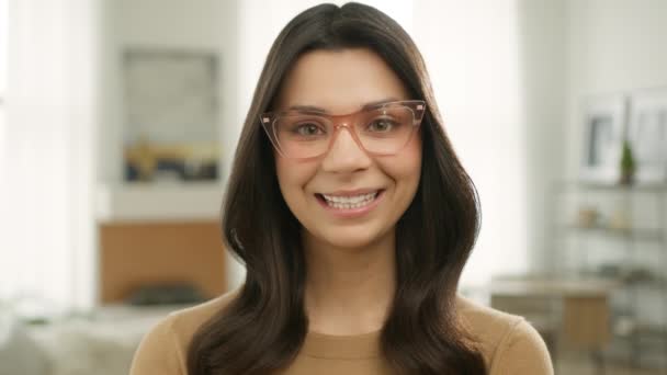 在线教育的概念 笑企业家远程在家工作 年轻快乐聪明的家庭教师 穿着时髦的眼镜 看着相机的形象 年轻的女专业教师积极的微笑 — 图库视频影像
