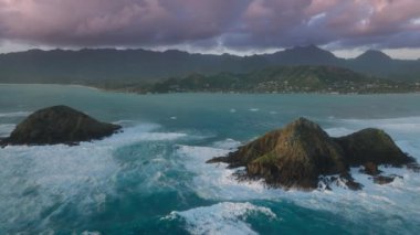 Kailua Körfezi lagünü, Kailua kasabası. Tropikal ada Oahu 'da popüler turizm merkezi. Amerika 'nın insansız hava aracı Hawaii' nin kopyası olan sinematik yaz tatili geçmişi. Lanikai sahilinin yanındaki ikiz Mokulua adaları