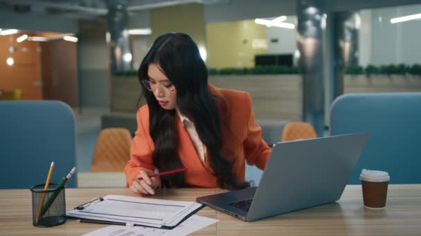Gericht Slimme Aziatische Marketing Specialist Brillen Werken Laptop Computer Leeg — Stockvideo