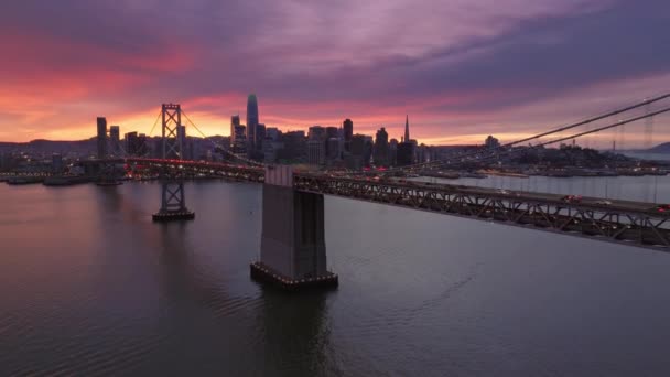 샌프란시스코의 스카이라인 브릿지의 전경을 공중에서 촬영했습니다 바르타데로 항구와 배경에 아름다운 — 비디오