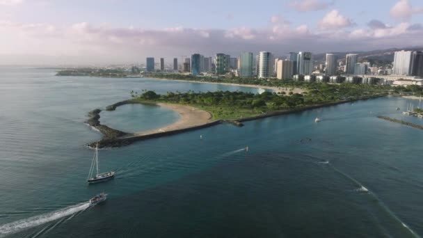 Cidade Honolulu Vista Aérea Horizonte Waikiki Porto Barco Ala Wai — Vídeo de Stock