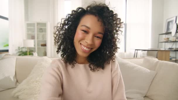 Joyeux Hipster Girl Parlant Caméra Assoit Sur Canapé Visioconférence Chat — Video