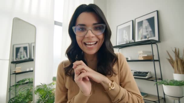 웹캠은 컨퍼런스 통화를 안경을 귀엽고 흥분한 히스패닉 여성을 귀여운 프리랜서 — 비디오
