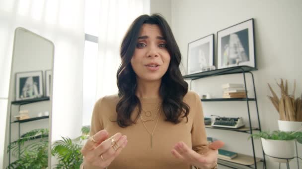 Vackra Leende Latinamerikanska Kvinnliga Tränare Vlogger Inspelning Vlog Talar Webbkamera — Stockvideo