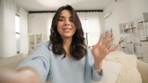 Mobil Kamera Syn Glad Latinamerikansk Flicka Pratar Med Kameran Håller — Stockvideo