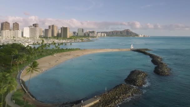 Vzduch Nad Zeleným Plážovým Parkem Magic Island Pláží Waikiki Sopkou — Stock video