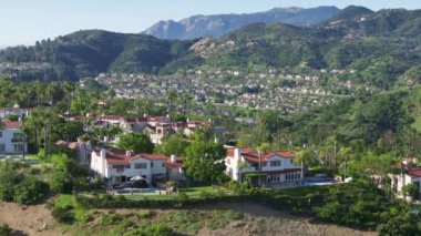 Vadideki dağların yanındaki güzel aile evleri ve konaklama evleri. Los Angeles 'taki Calabasas Tepeleri' nin üst düzey mülklerinin havadan görüntüsü yayıldı. Yüksek kalite 4k görüntü