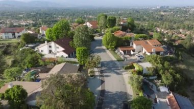 Güzel Calabasas Park Evleri. Kanyon manzaralı lüks mülkleri var. Küçük bir kasabanın karizmasına sahip sosyetik toplumun insansız hava aracı görüntüleri. Yüksek kalite 4k görüntü