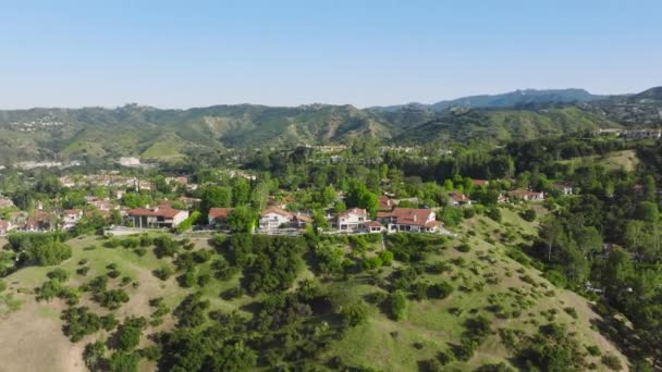 Superbe Maison Ville Dans Environnement Serein Tranquille Drone Shot Beautifully — Video