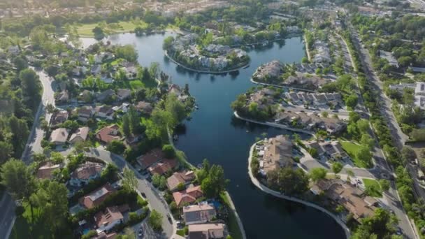 Calabasas Luxusní Domy Dramatické Přírodní Krajiny Nedotčené Jezero Dron Záběry — Stock video