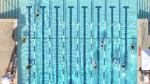 Mensen Die Genieten Van Zwembadfaciliteiten Tijdens Het Zwemmen Gezien Van — Stockvideo